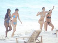 Kendall Jenner wypoczywa ze znajomymi na jachcie